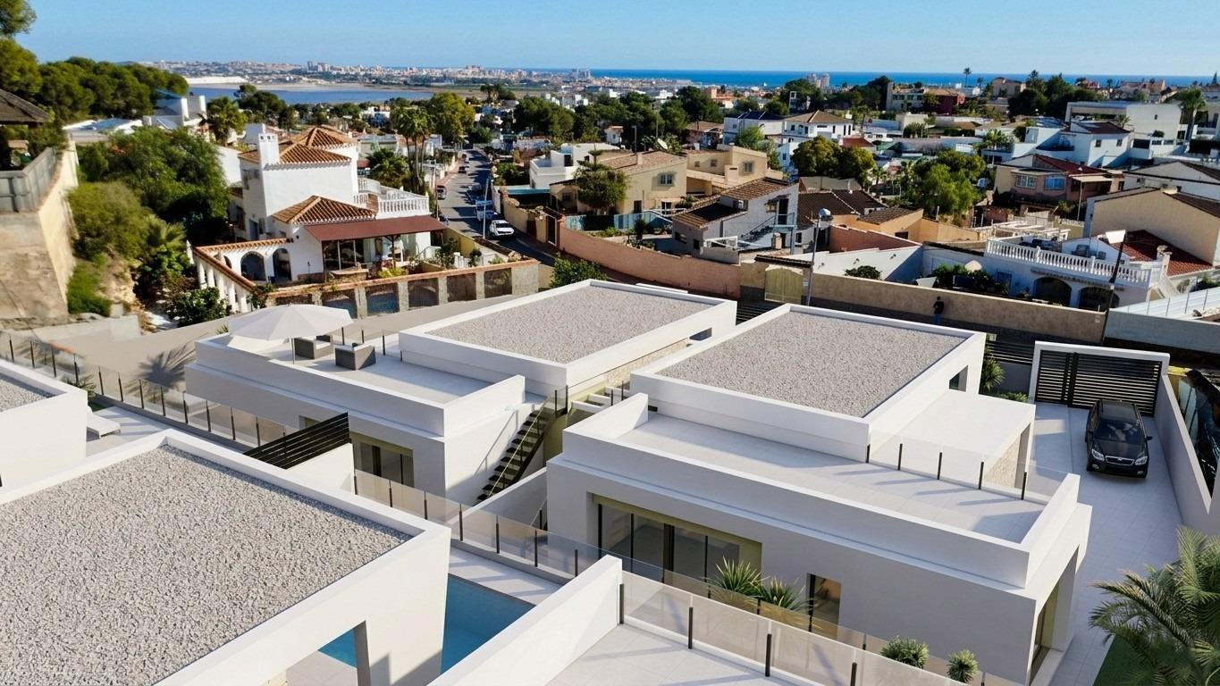 Nowo wybudowane jednopiętrowe wille z prywatnym basenem w Torrevieja